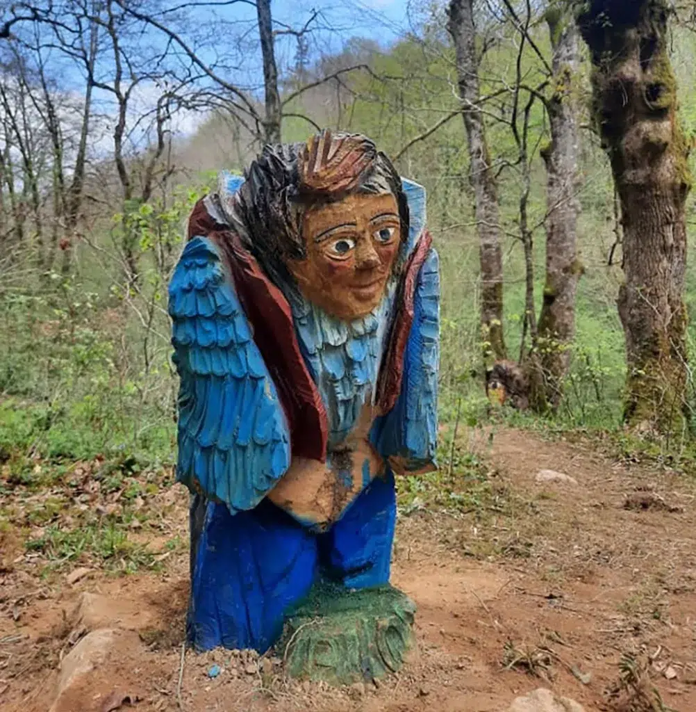 Figura de la senda mitológica del monte Tejas (Cantabria).
