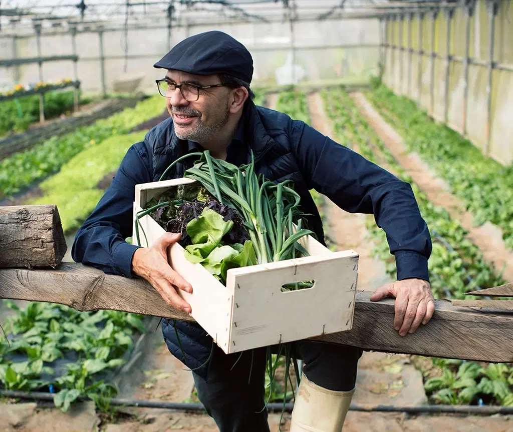 Jesús Sáncnez, chef del Cenador de Amós (Villaverde de Pontones, Cantabria), en su huerto ecológico.