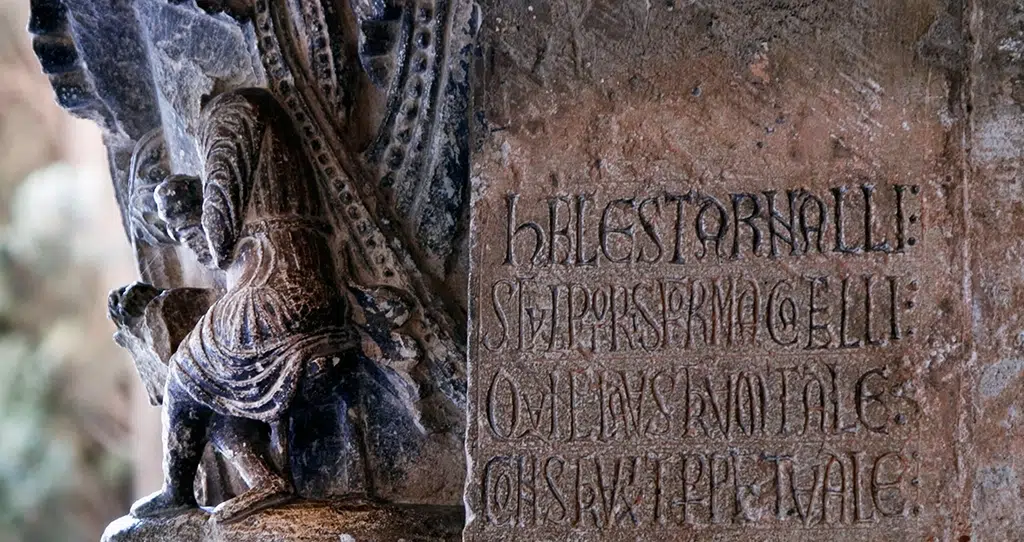 El primer selfie de la historia: autorretrato en piedra de Arnau Cadell en unom de los capiteles del claustro del monasterio de Sant Cugat.