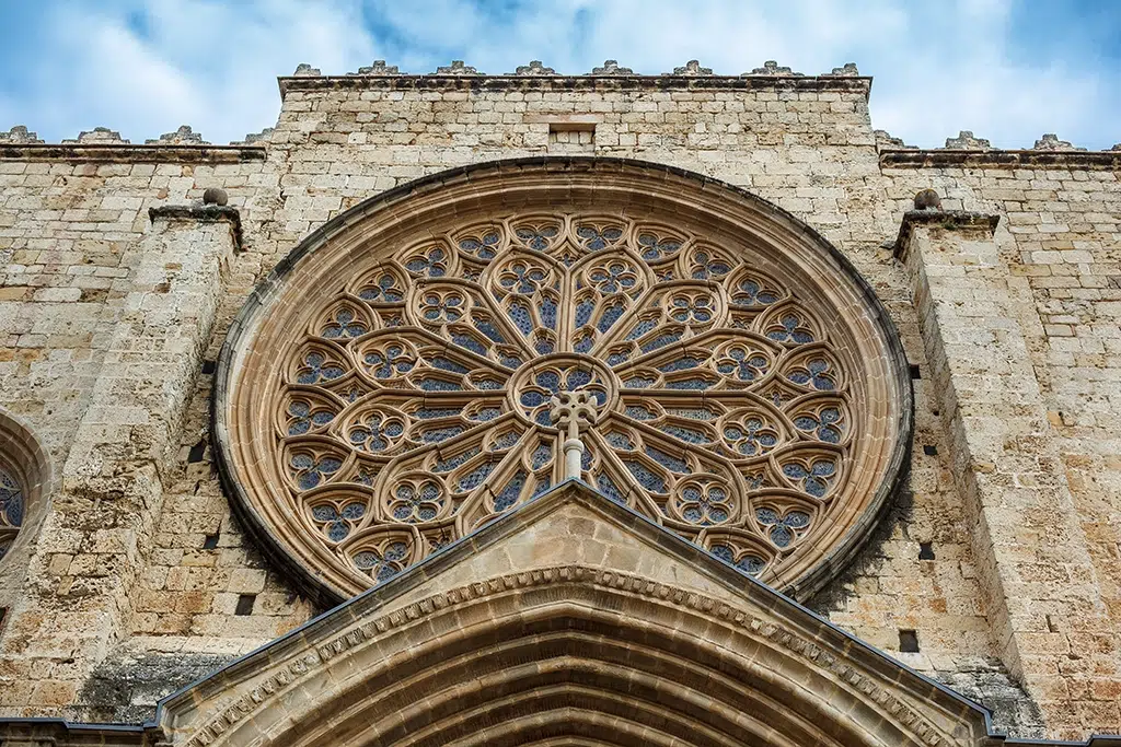 El impresionante rosetón de la iglesia del monasterio de Sant Cugat del Vallès (Barcelona).