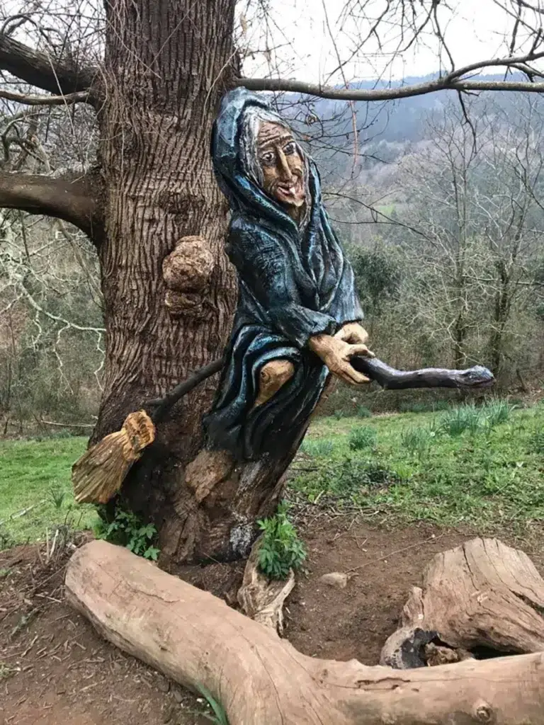 Figura de la senda mitológica del monte Tejas (Cantabria).