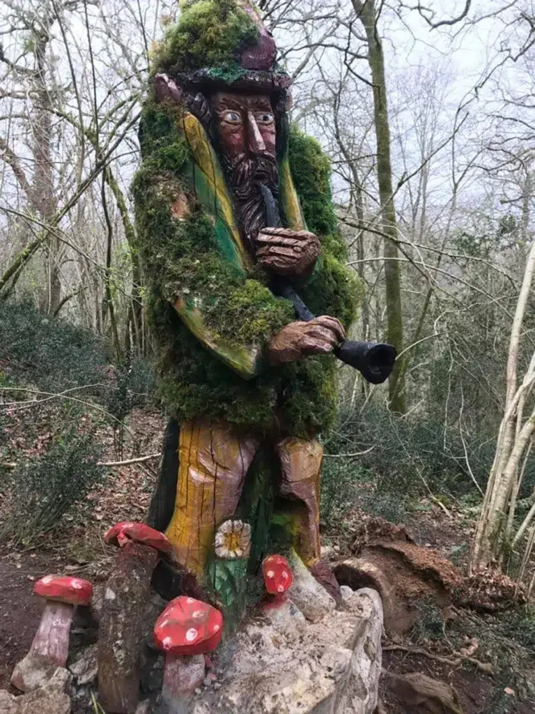 El musgoso, una de las figuras de la senda mitológica del monte Tejas (Cantabria).