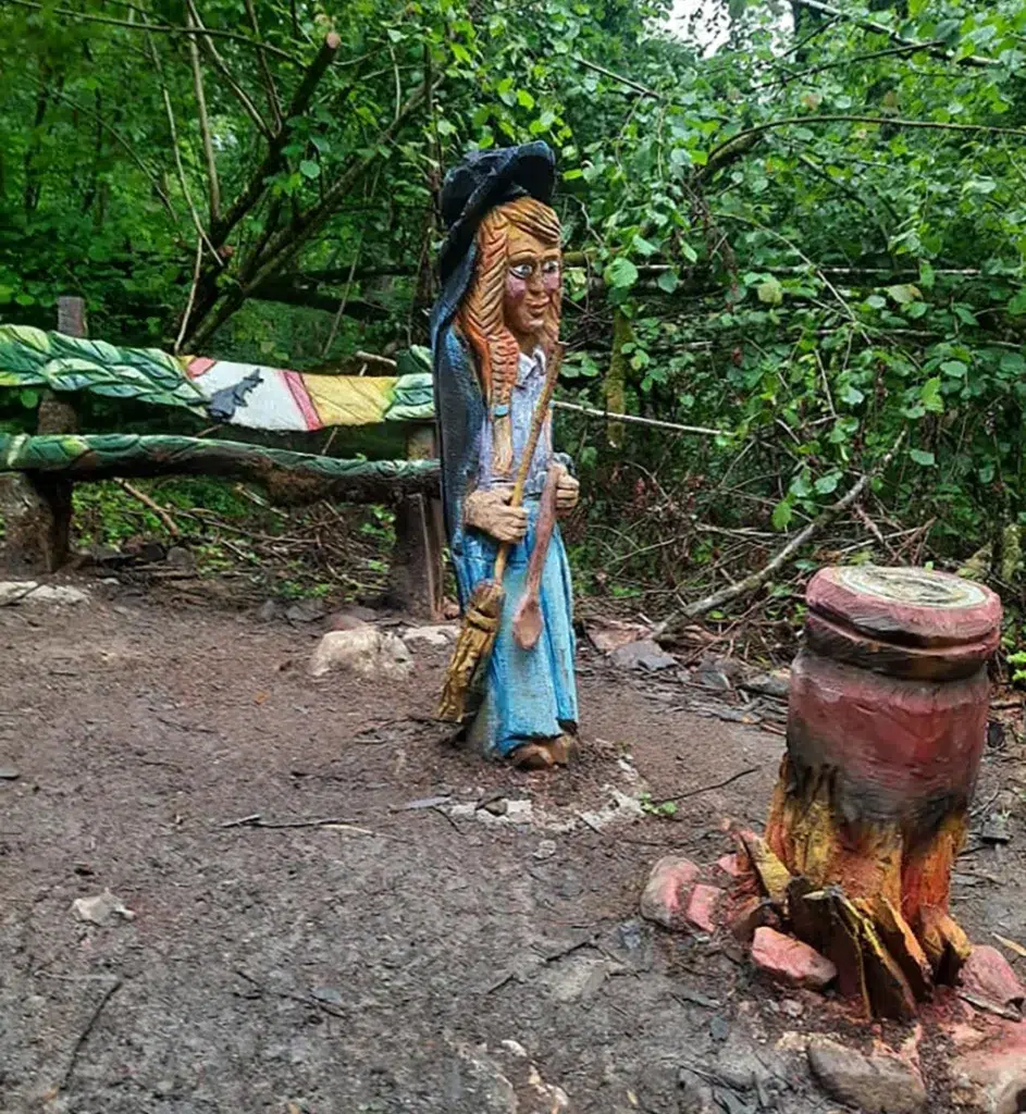 Figura de la senda mitológica del monte Tejas (Cantabria).