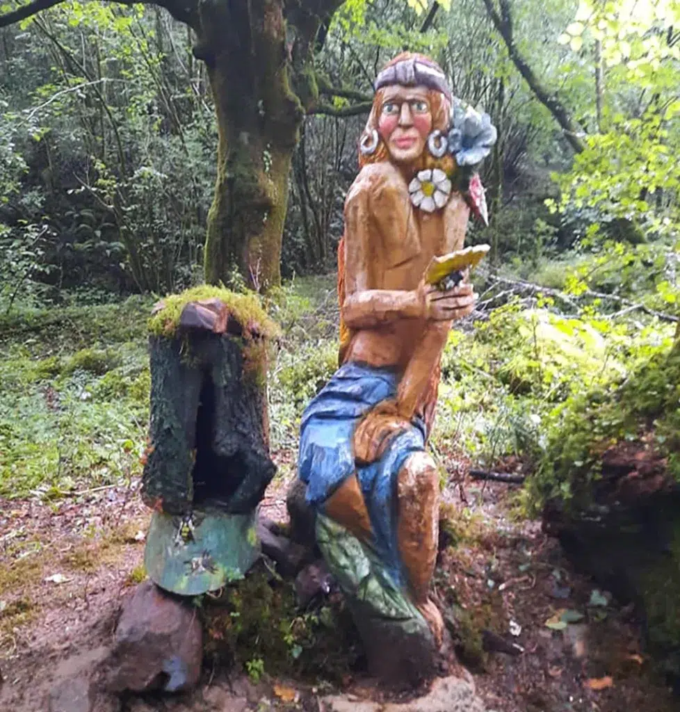 Figura de la senda mitológica del monte Tejas (Cantabria).