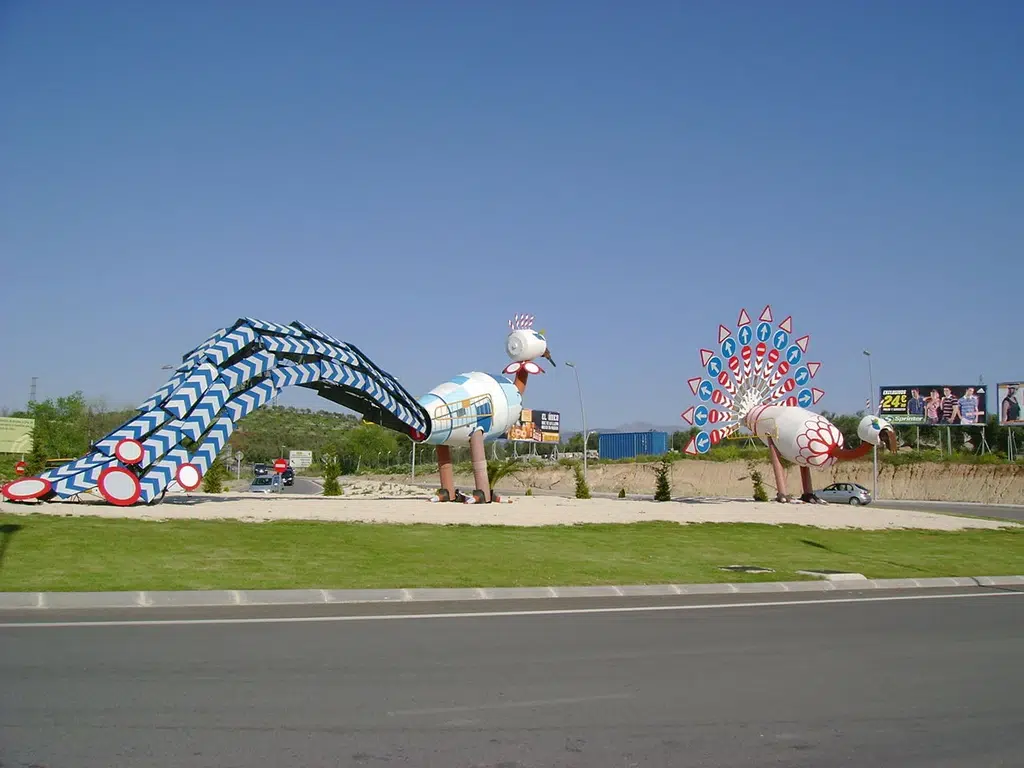 Escultura de Los pavos en una rotonda de Jaén