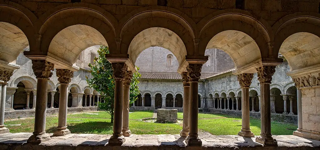 Claustro románico de la catedral de Girona, obra de Arnau Cadell.