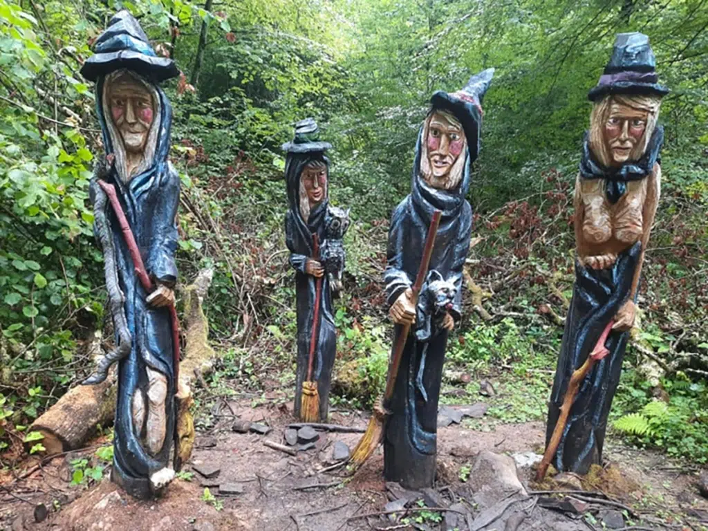 Aquelarre de brujas en la senda mitológica del monte Tejas (Cantabria).