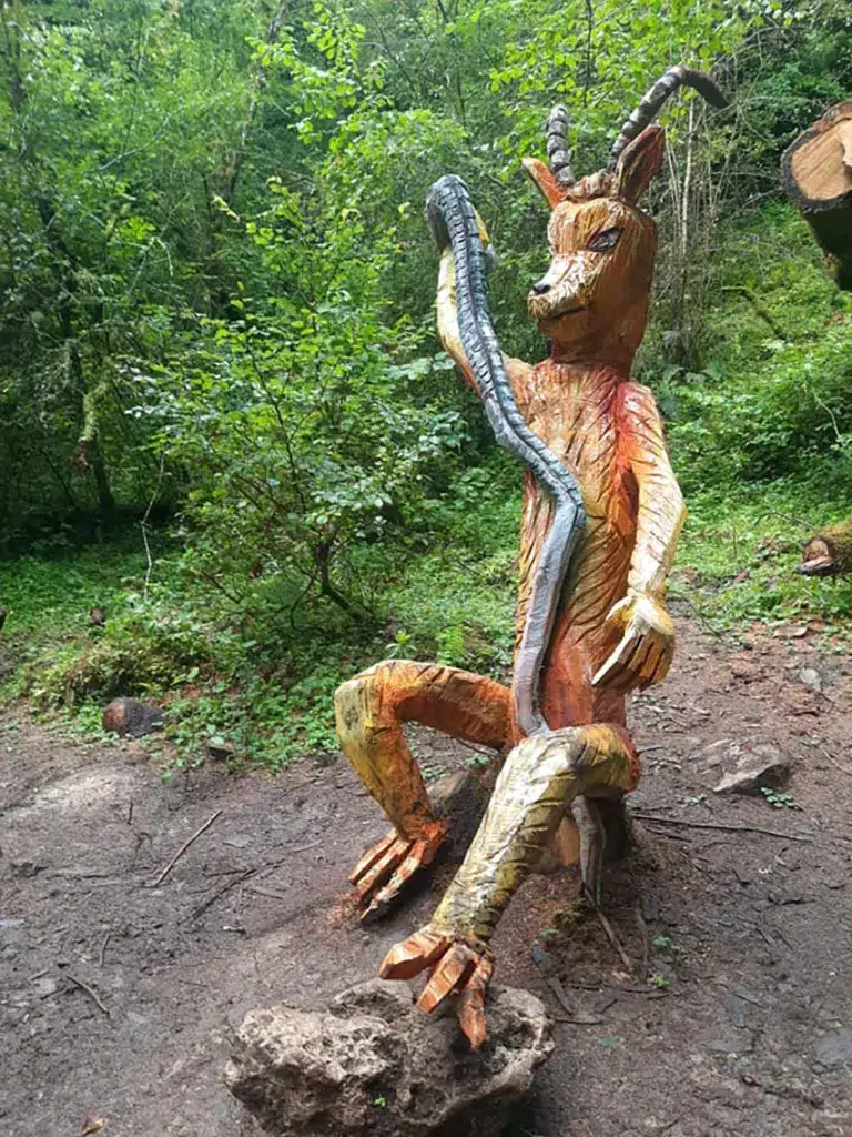 Figura de la senda mitológica del monte Tejas (Cantabria).