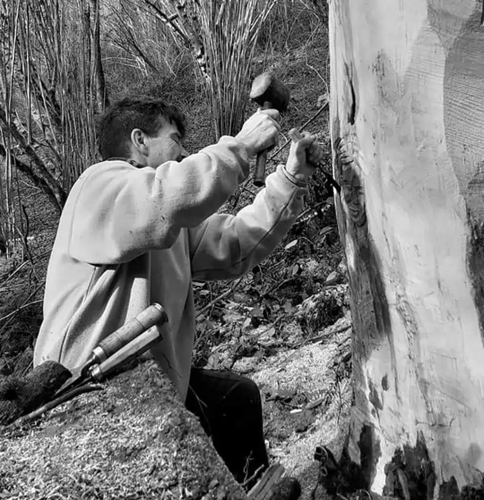 Terio Lombilla, trabajando en las figuras de la senda mitológica del monte Tejas (Cantabria).