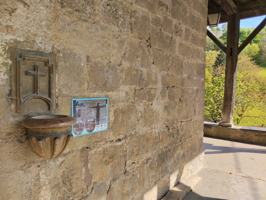 Cartel que indica dónde están las marcas que hicieron con las estaturas del Gigante de Altzo en la iglesia de San Salvador. Por Raquel Andrés Durà