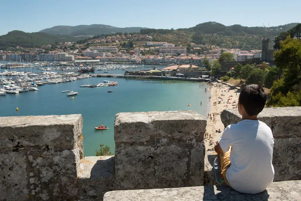 Vista de Baiona (Pontevedra), desde la fortaleza. Por acongar