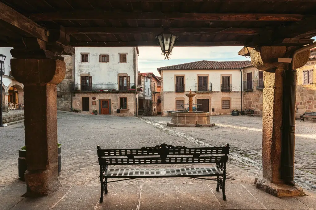 Plaza Mayor de San Martín de Trevejo (Cáceres), uno de los pueblos donde se preserva "a fala". Por Analisisgadgets