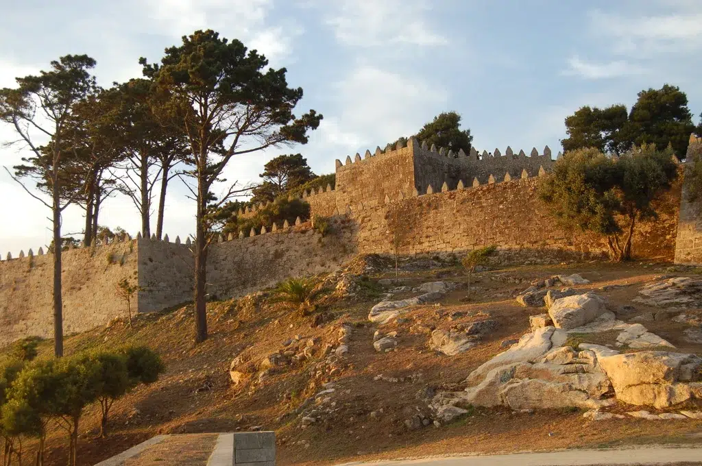 Muralla del Castillo de Monterreal en Baiona (Pontevedra). Imagen aérea de Baiona, en Pontevedra. Por Javier