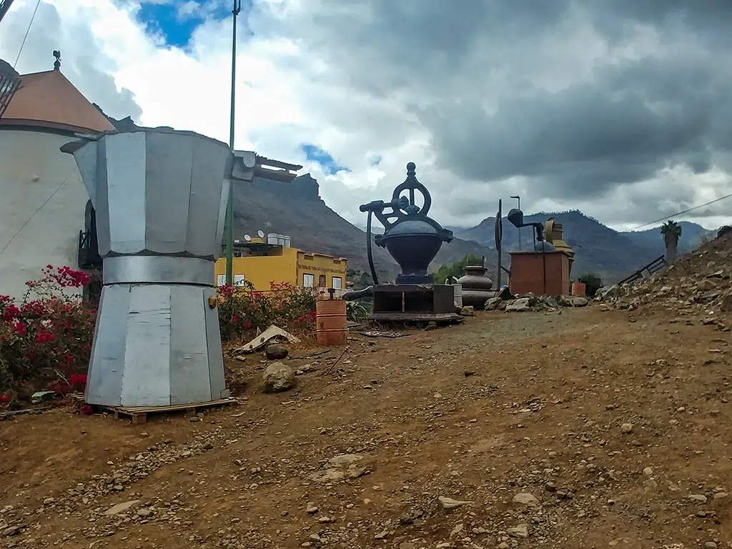 Esculturas junto al molino quemado de Mogán, en Gran Canaria