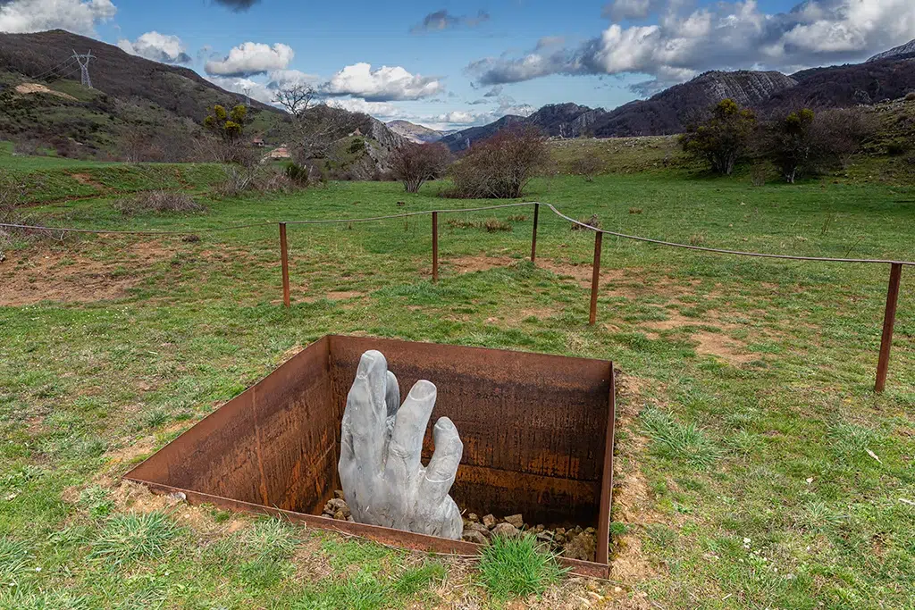 Mano emergiendo en la Ruta de Celorio, en Geras (León)