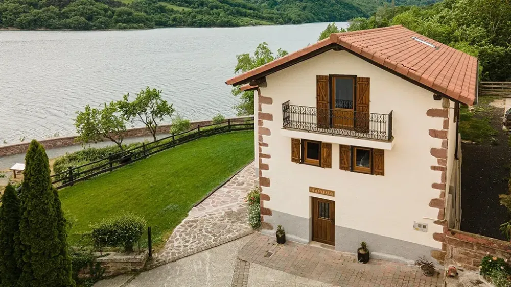 Casa Etxetxiki, una de las casas rurales junto a un lago en Navarra