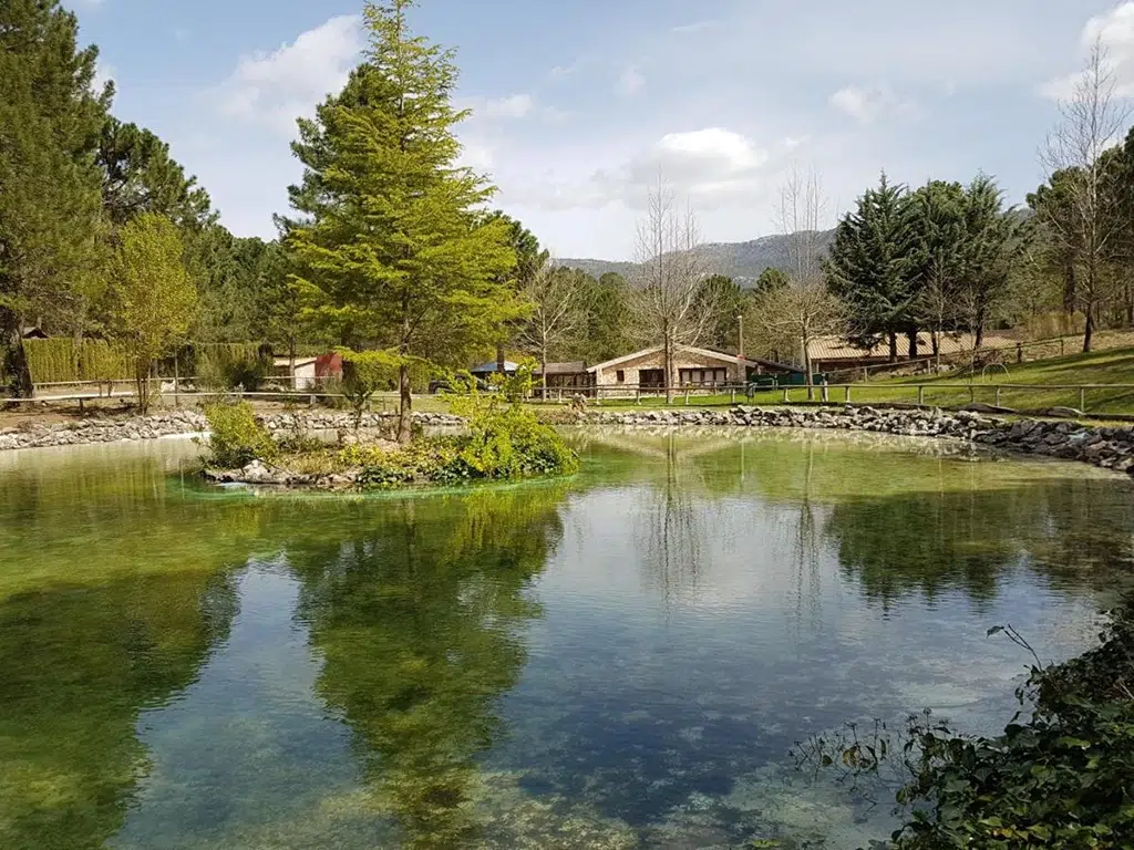 Finca Zafiro Lagunazo, una de las casas rurales junto a un lago en Albacete