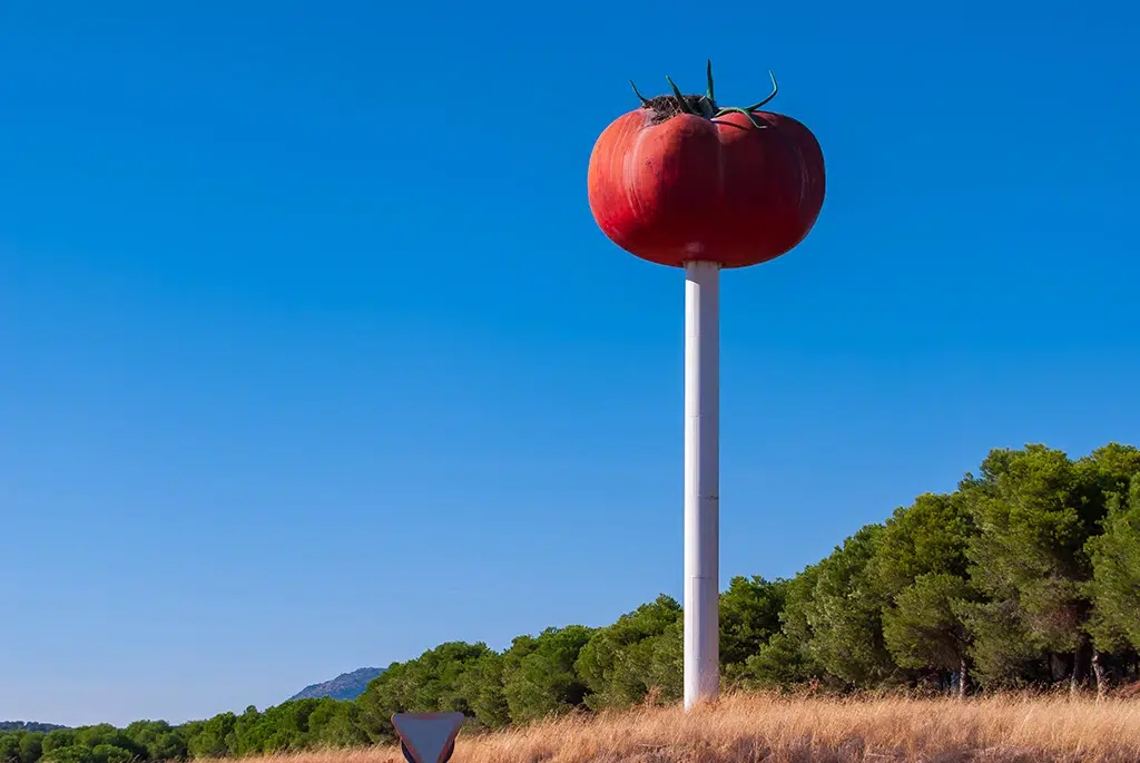 Escultura de un tomate pinchado en un palo en Miajadas, Extremadura