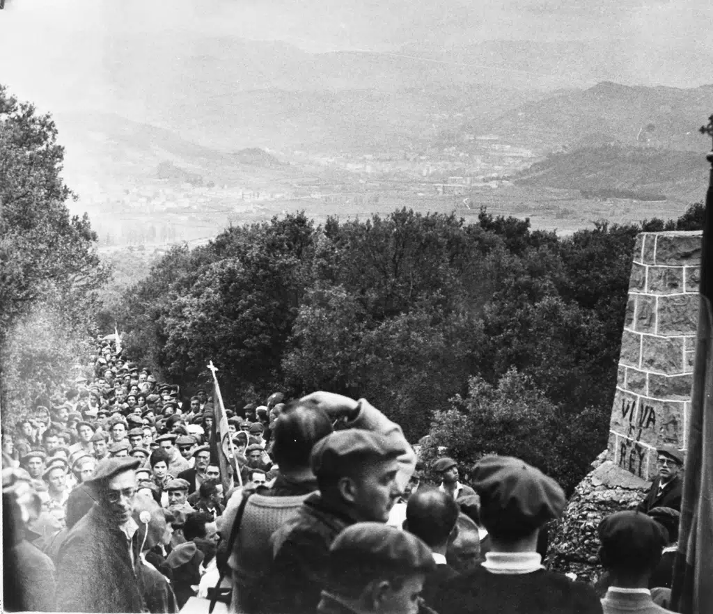 Vía Crucis carlista de Montejurra el 28 de mayo de 1973. Por Nationaal Archief, los archivos estatales de los Países Bajos y por Spaarnestad Photo (Wikimedia Commons)