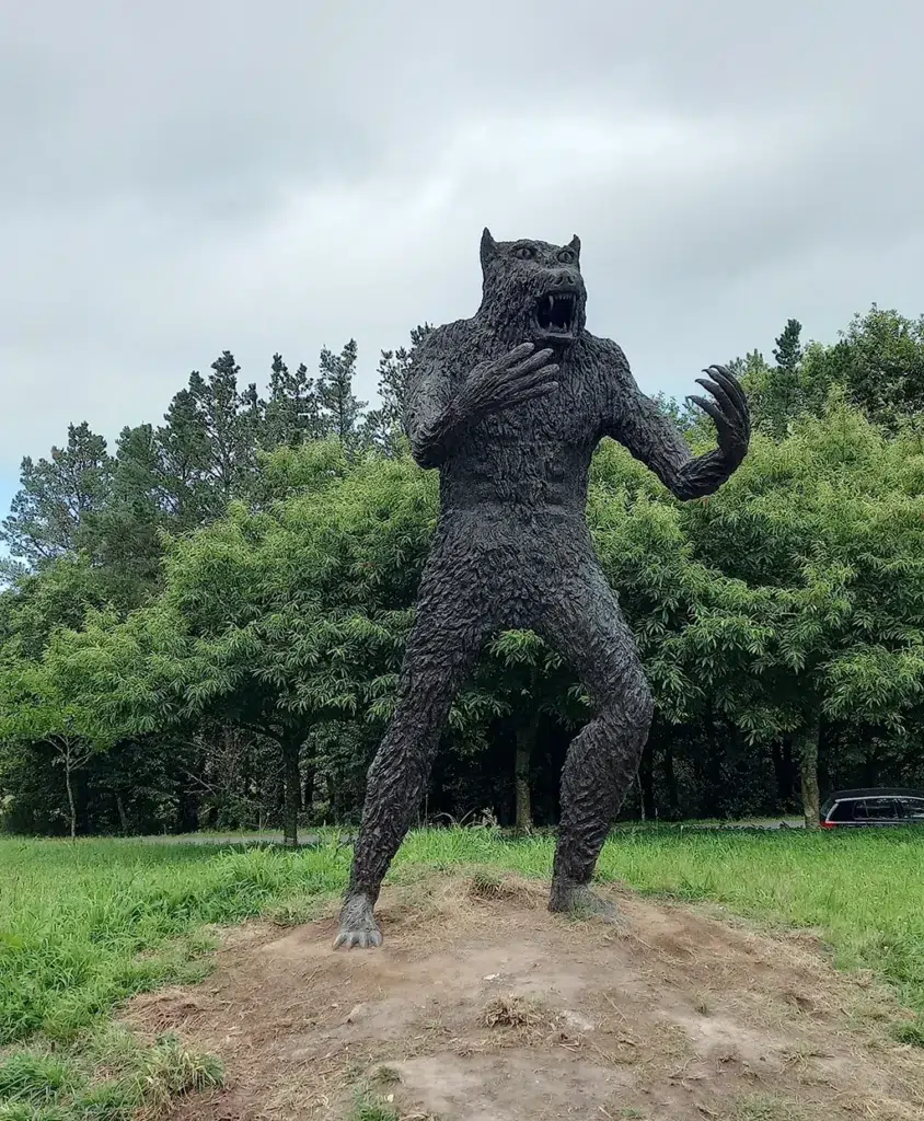 Escultura de Vákner en el Camino de Santiago a Finisterre