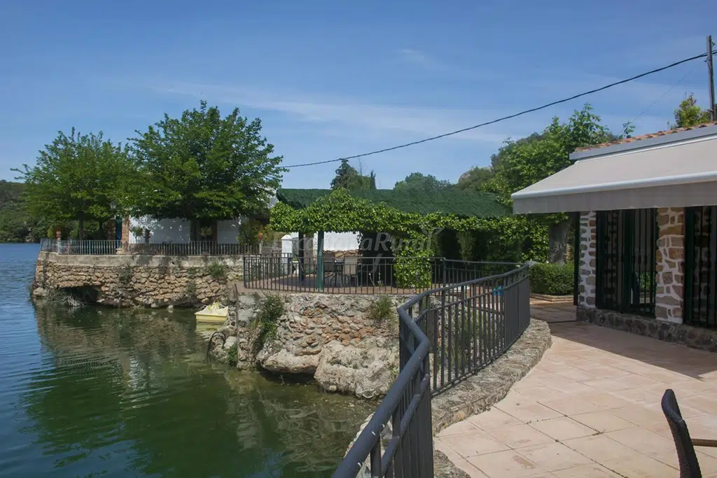 Villa Emilia, una de las casas rurales junto a un lago en Albacete