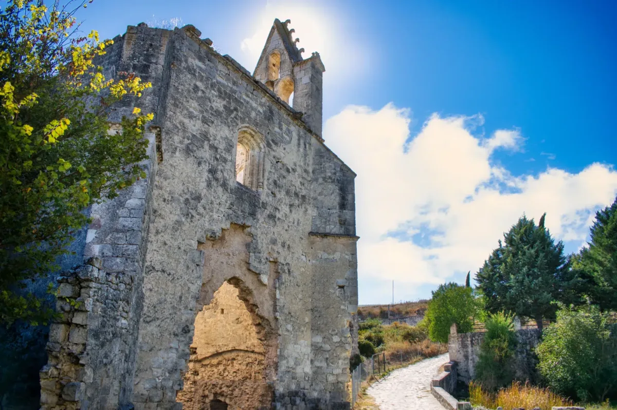 El monasterio abandonado que volvió a la vida gracias a un grupo de amigos