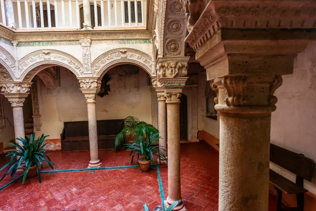 Patio del panteón de los duques de Osuna. Por Tolo.