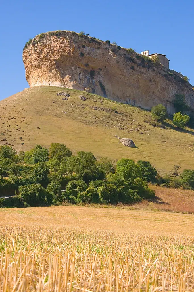 Peña de San Pantaleón de la Losa. Por Francisco Javier Gil.