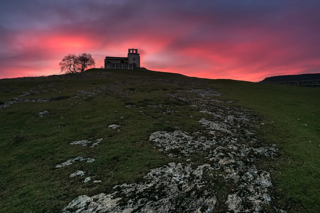 Ermita de San Pantaleón de la Losa al atardecer. Por patxi.