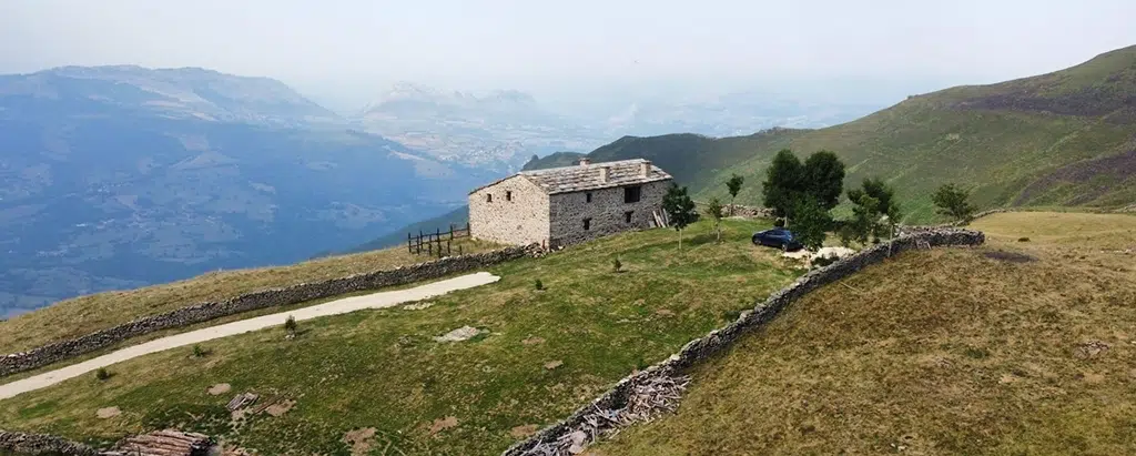 Casas rurales autosuficientes: Tiñones Cabaña Pasiega (Soba, Cantabria).