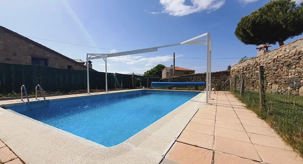 Casas rurales con piscina adaptada: albergue turístico San Antón (Villanueva del Campillo, Ávila).