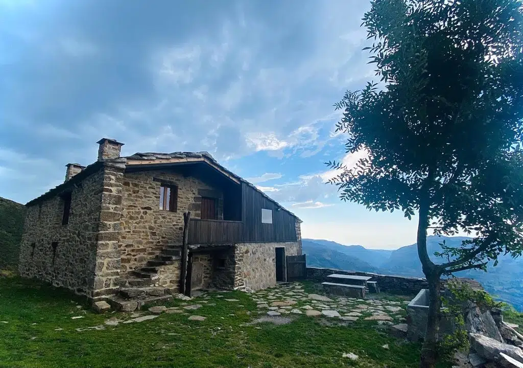 Casas rurales autosuficientes: Tiñones Cabaña Pasiega (Soba, Cantabria).