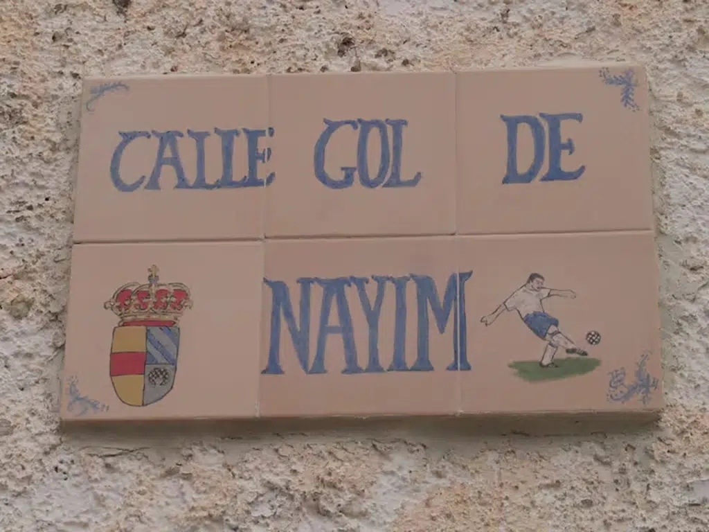 Cartel de la calle Gol de Nayim, en Trasmoz (Zaragoza).