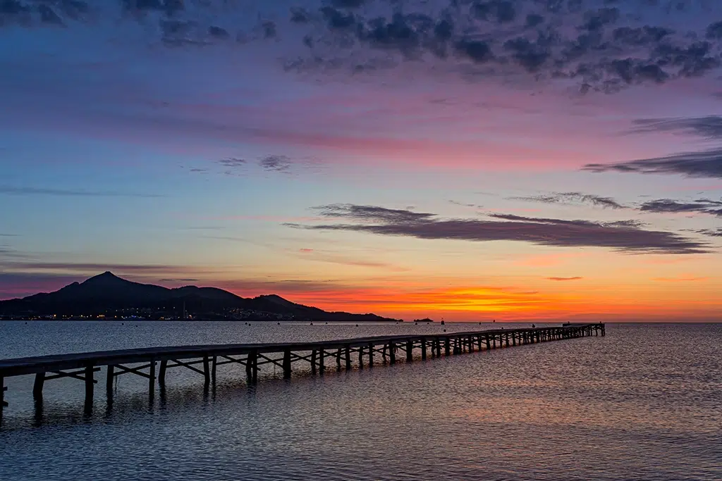 Muelles de madera preciosos para un paseo romántico al atardecer