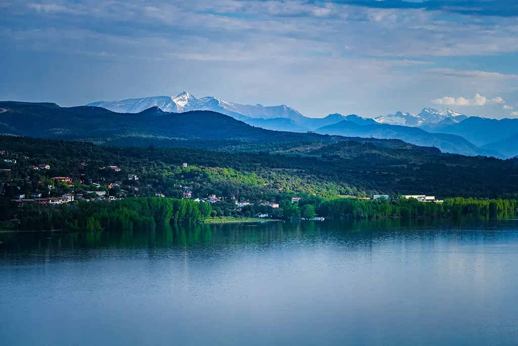 Embalse de Barasona, en las cercanías de Graus (Huesca), con los Pirineos al fondo.