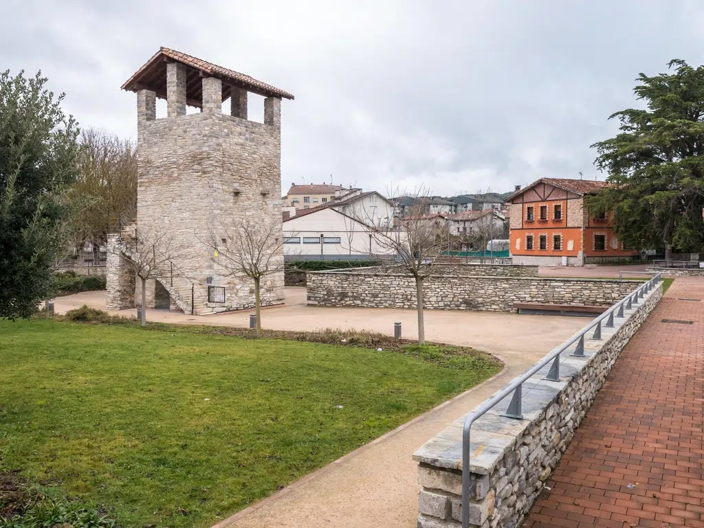 Antiguo horno de cal en los Jardines del Agua de Nanclares de la Oca. Por btPhot
