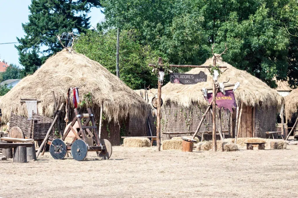 Cabañas antiguas durante el festival de "Guerras cántabras" en Corrales de Buelna, Cantabria