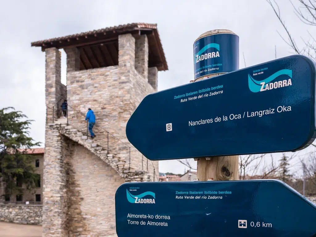 Carteles de la Ruta Verde del Zadorra a su paso por Nanclares de la Oca. Por btPhot