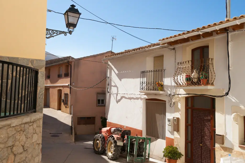 Un tractor en una calle de Tàrbena. Por Brian Scantlebury