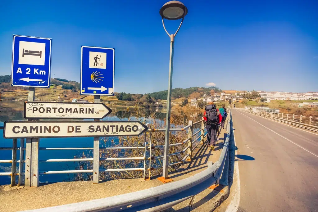 Llegada de peregrinos del Camino de Santiago a Portomarín. Por Max Maximov