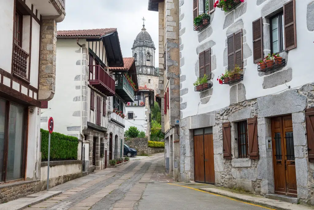 Calle de Lesaka con la iglesia al fondo. Por jon_chica