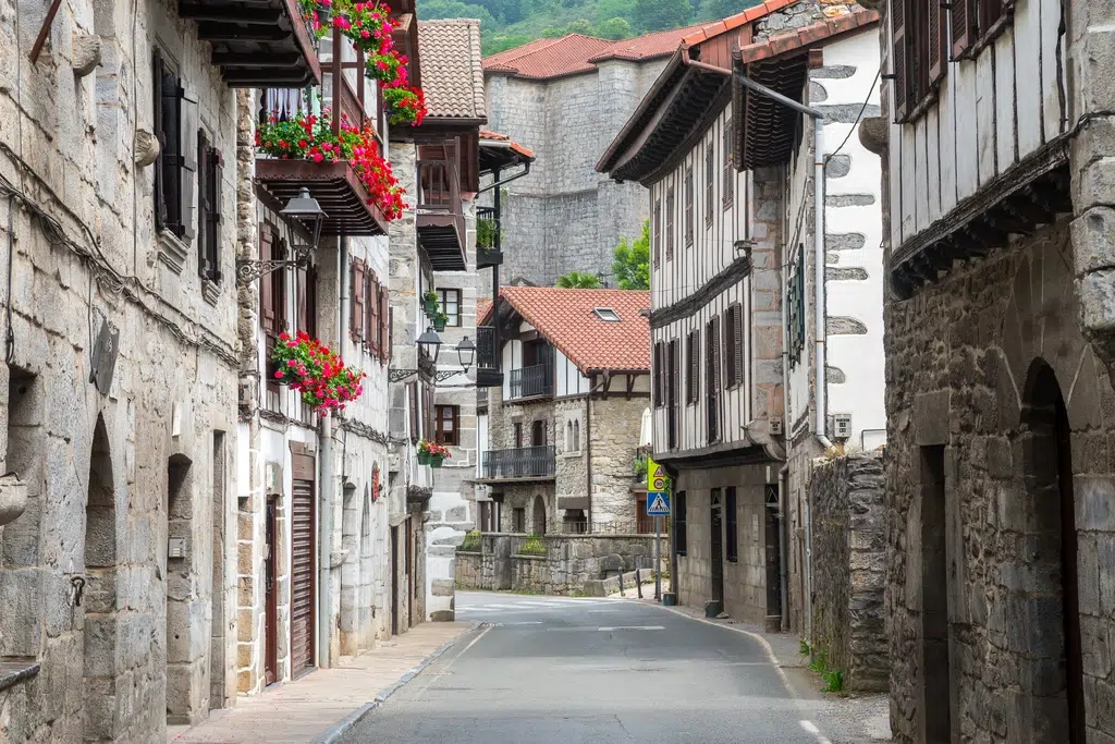 Una calle en el pueblo medieval de Lesaka (Navarra). Por jon_chica