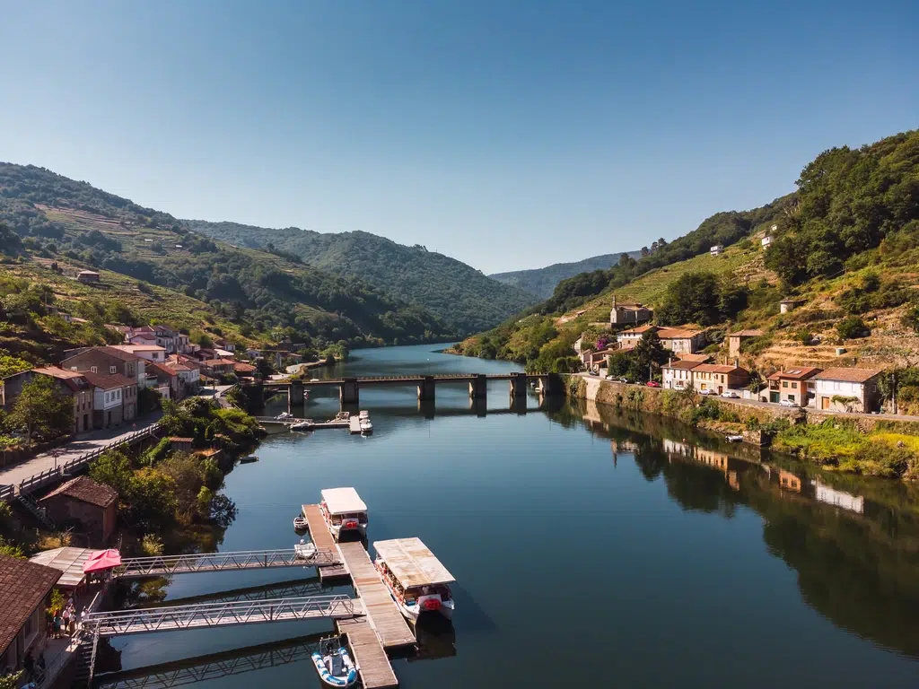 El pueblecito de Belesar, en la Ribeira Sacra (Lugo). Por Margalliver