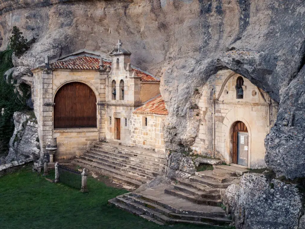 Ermita de San Tirso y San Bernabé de Ojo Guareña. Por ARCam.