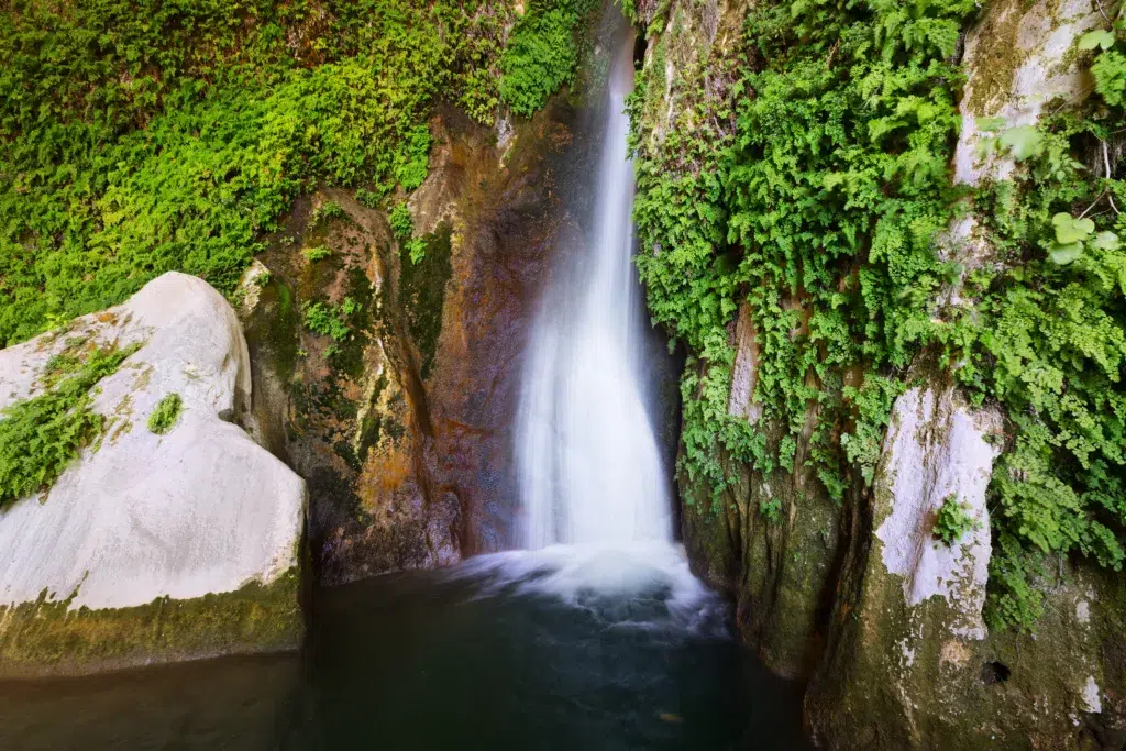 Salto de agua del río Tíscar en la cueva del Agua. Por JackF.