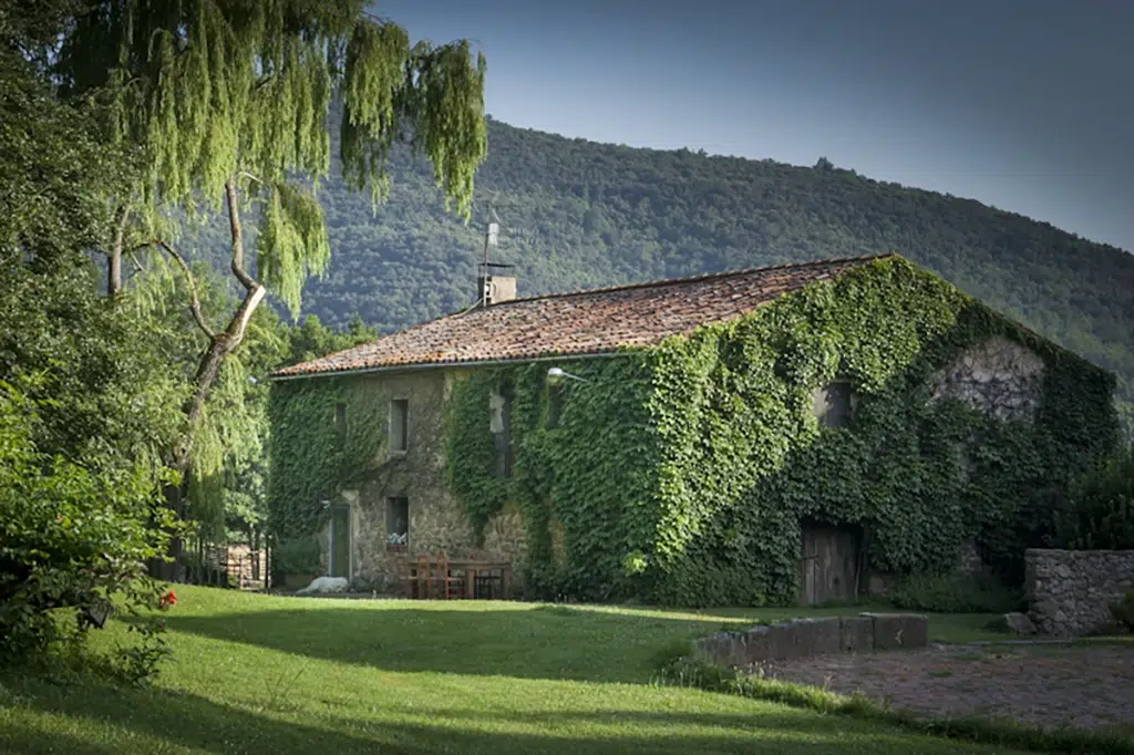 Can Capsec (Girona), una de las casas rurales comidas por la naturaleza