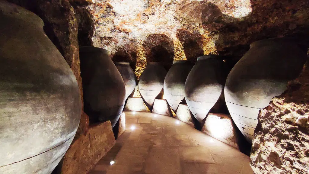 Colmenar de Oreja Tinajas de barro en las Bodegas de Pedro García, Colmenar de Oreja