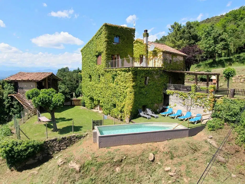 Mas La Costa (Girona), una de las casas rurales comidas por la naturaleza