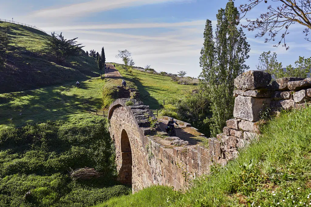 Puente romano de Cirauqui. Por: Turismo de Navarra