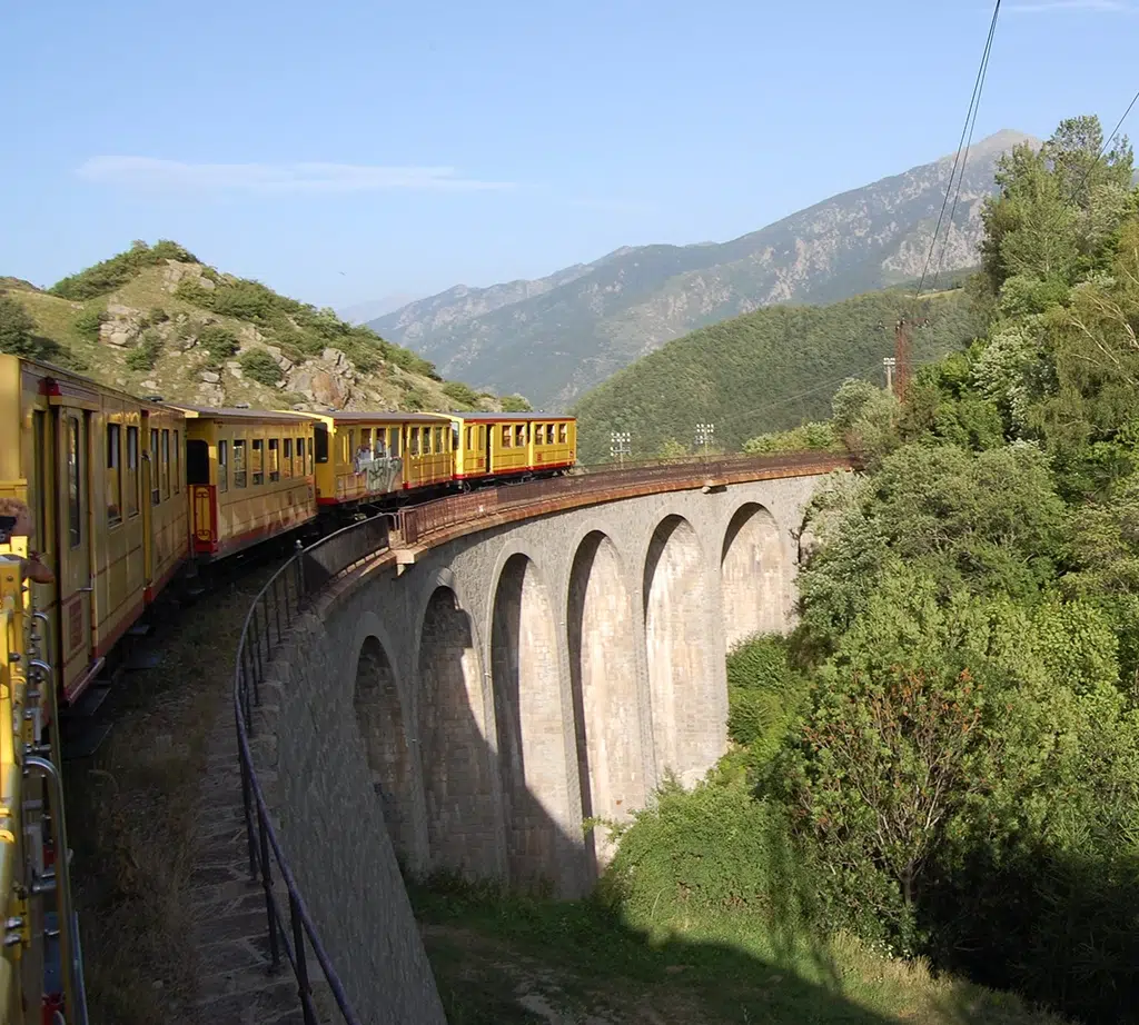 Tren amarillo de la Cerdaña (Cataluña)